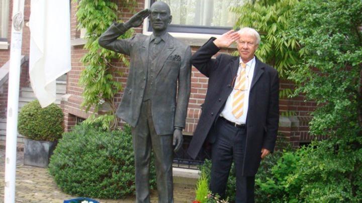 Rudy-Reker by standbeeld van Pim Fortuyn