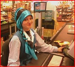 kassiere met hoofddoek