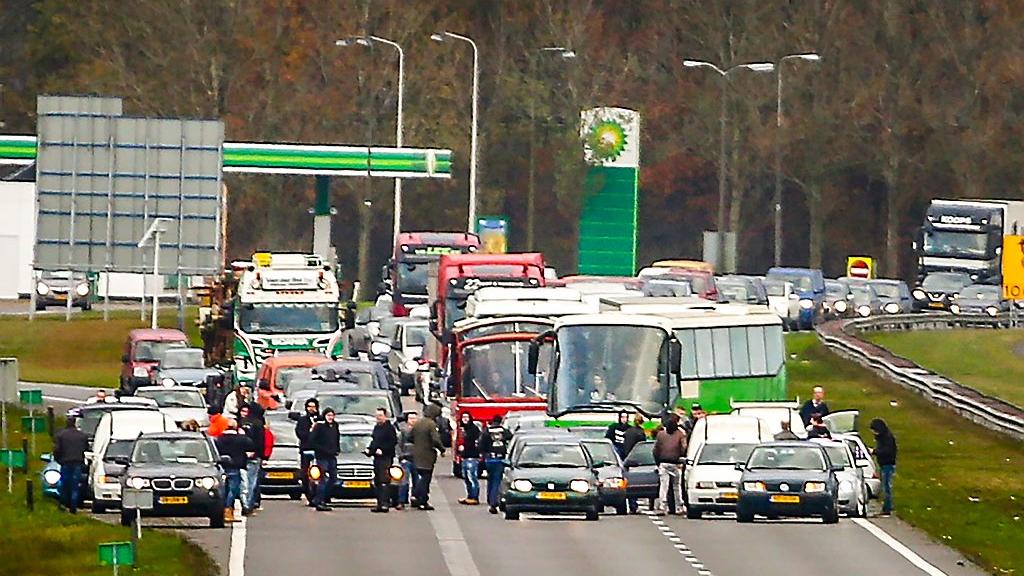 twee bussen van dde anti zwarte piet figuren worden tegen gehouden op de A7 bij Joure