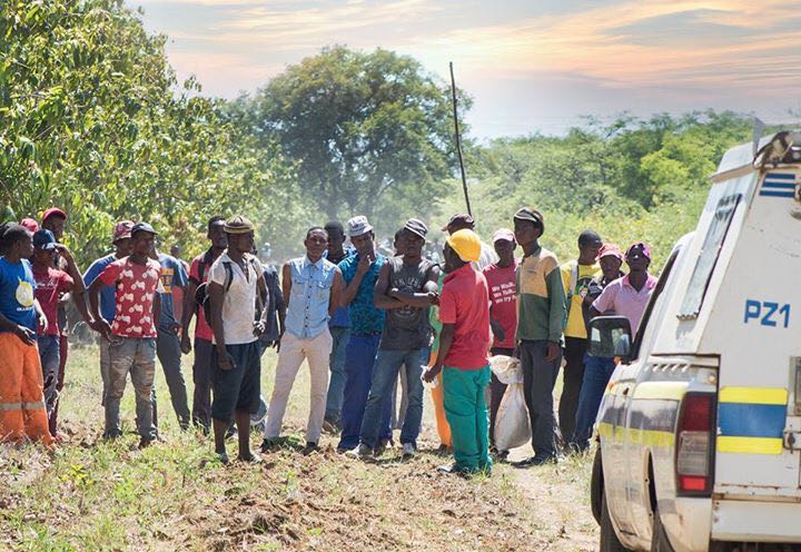 Swartes steel boer se oes ten aanskoue van polisie