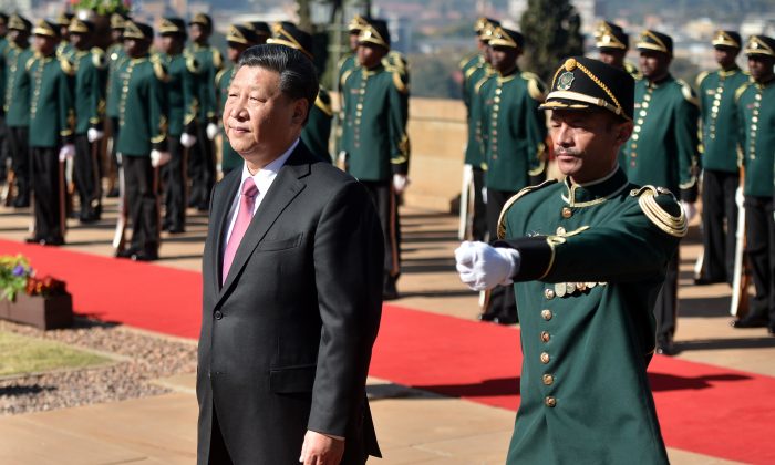 Chinese leier inspekteer ANC troepe